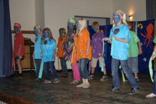 Die Kinder der Tanz-AG führen ein Musical auf