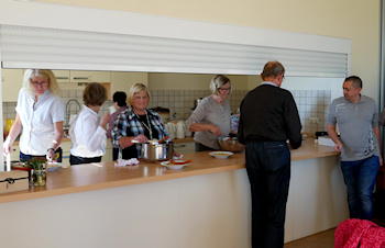 Fleißige Helferinnen in der Küche des Pfarrheims bewirten die Gäste mit dem Mittagessen.