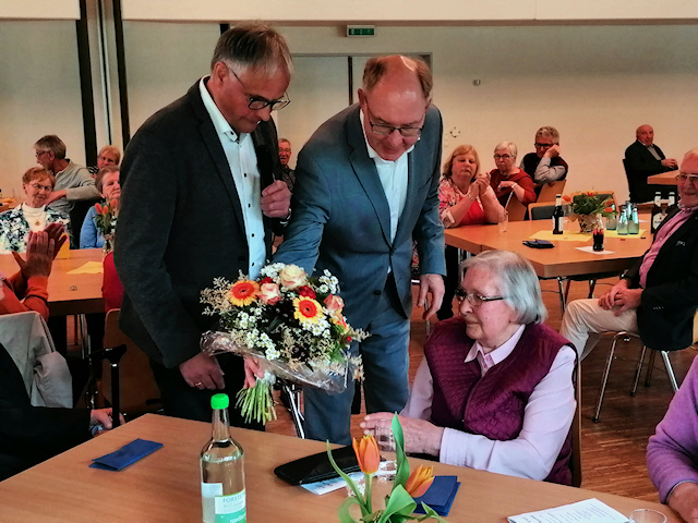 Seniorennachmittag in Boke - Ehrung der ältesten Seniorin Theresia Jostmeier mit einem Blumenstrauß