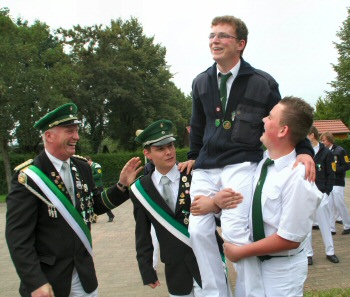 Jungschützenkönig Tim Strunz nach dem erfolgreichen Schuss auf den Schultern der Jungschützenbrüder