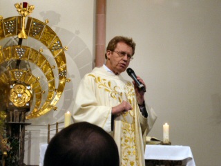 Pater Josef bei der Predigt.