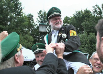 Der glückliche Schützenkönig Josef Höwelkröger nach dem Königsschuss