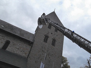 Montage des neuen Zifferblatts am Kirchturm von St. Landelinus