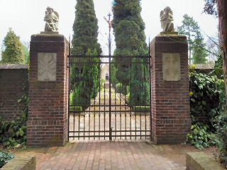 Das Eingangstor zum Klosterfriedhof in Styl