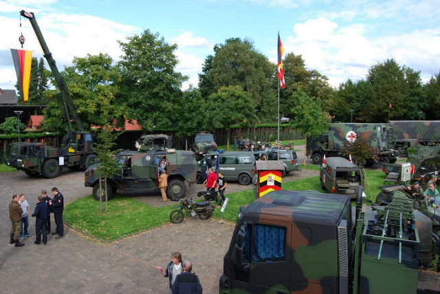 Militärfahrzeugtreffen - Blick auf einen Teil der Fahrzeuge im Außenbereich