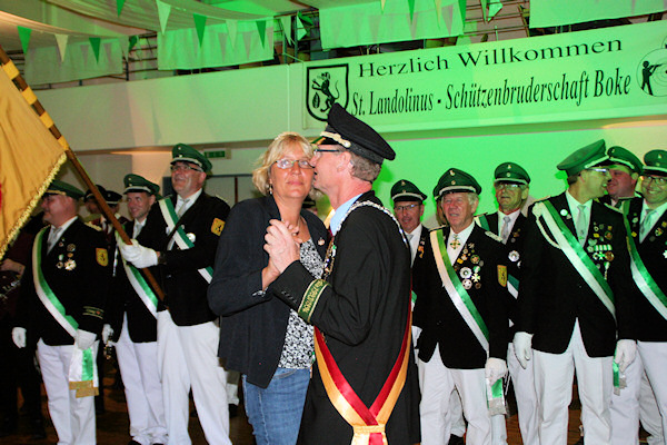 Ehrentanz des neuen amtierenden Königspaars Ehrentanz des neuen amtierenden Königspaars