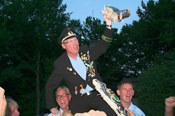 Der glückliche Schützenkönig Bernhard Kramer nach dem Königsschuss