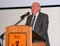 Ehrenpräses Pfarrer i. R. Martin Göke spricht zu den Schützenbrüdern. Jahreshauptversammlung der St. Landolinus Boke Schützenbruderschaft