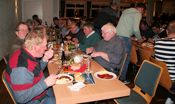 Teilnehmer der Jahreshauptversammlung beim Imbiss. Jahreshauptversammlung der St. Landolinus Boke Schützenbruderschaft