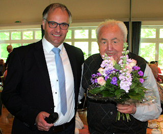 Ein Blumenstrauß für den ältesten Teilnehmer