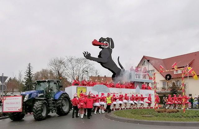 Der Prinzenwagen der Karnevalsgesellschaft "Bleib Treu" Boke und die Jugend- und die Prinzengarde