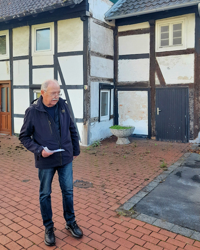 Bernhard Kößmeier gibt einen geschichtlichen Überblick über das denkmalgeschützte Schulgebäude auf Ringboke Bernhard Kößmeier gibt einen geschichtlichen Überblick über das denkmalgeschützte Schulgebäude auf Ringboke