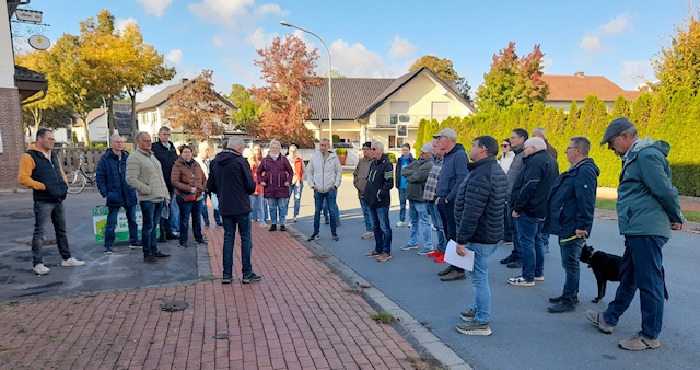 Die Teilnehmer der Ortsbegehung hören Bernhard Kößmeier bei seinem geschichtlichen Überblick über das alte Schulhaus auf Ringboke zu Die Teilnehmer der Ortsbegehung hören Bernhard Kößmeier bei seinem geschichtlichen Überblick über das alte Schulhaus auf Ringboke zu