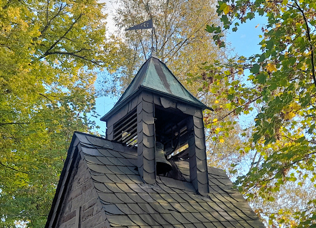 Die sanierungsbedürftige Marien-Glocke aus dem Jahr 1726 auf dem Turm des Ehrenmals Die sanierungsbedürftige Marien-Glocke aus dem Jahr 1726 auf dem Turm des Ehrenmals