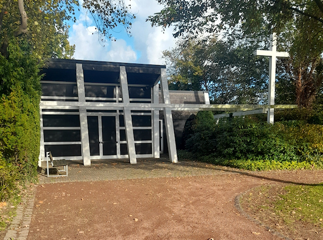 Bei der Kapelle am Eingang des Friedhofs in Boke und den Wegen zu den Gräbern besteht Instandhaltungsbedarf Bei der Kapelle am Eingang des Friedhofs in Boke und den Wegen zu den Gräbern besteht Instandhaltungsbedarf