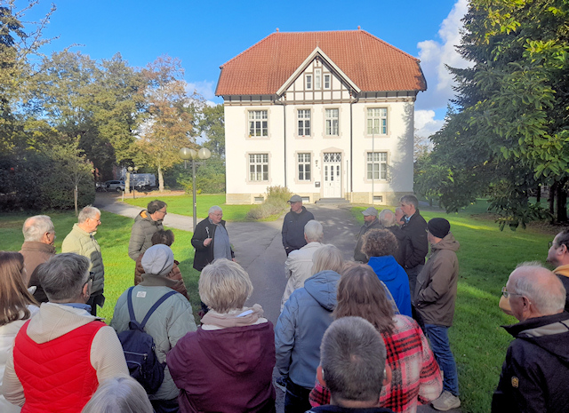Hubert Schäfermeyer (hi. 3. v. li.) berichtet über den vom Erzbistum Paderborn geplanten Verkauf von Kirchengebäuden der Pfarrgemeinde Hubert Schäfermeyer (hi. 3. v. li.) berichtet über den vom Erzbistum Paderborn geplanten Verkauf von Kirchengebäuden der Pfarrgemeinde