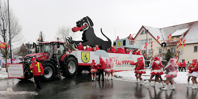 Der Prinzenwagen der Karnevalsgesellschaft "Bleib Treu" Boke mit der Jugend- und der Prinzengarde Der Prinzenwagen der Karnevalsgesellschaft "Bleib Treu" Boke mit der Jugend- und der Prinzengarde