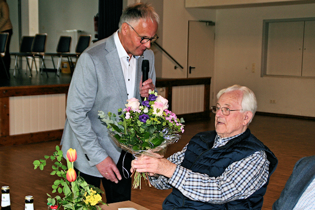 Ehrung des ältesten Teilnehmers des Seniorennachmittags - Ein Blumenstrauß für Herrn Josef Koch