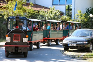 Der Dorfexpress rollt durch das Dorf Der Dorfexpress rollt durch das Dorf