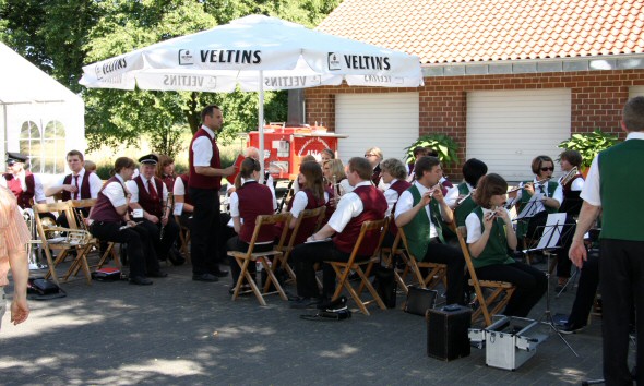 “Harmonie” Boke und Tambour Corps Boke sorgen für die musikalische Unterhaltung