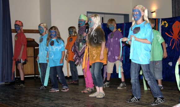 Festzug zum Bürgerhaus Kinder der Tanz-AG führen das Musical „Kinder der Tanz-AG führen das Musical „Der Regenbogenfisch“ auf“ auf