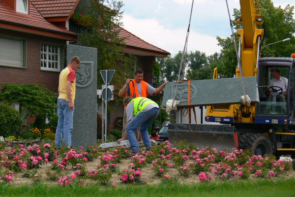 Aufstellung der Stelen Aufstellung der Stelen
