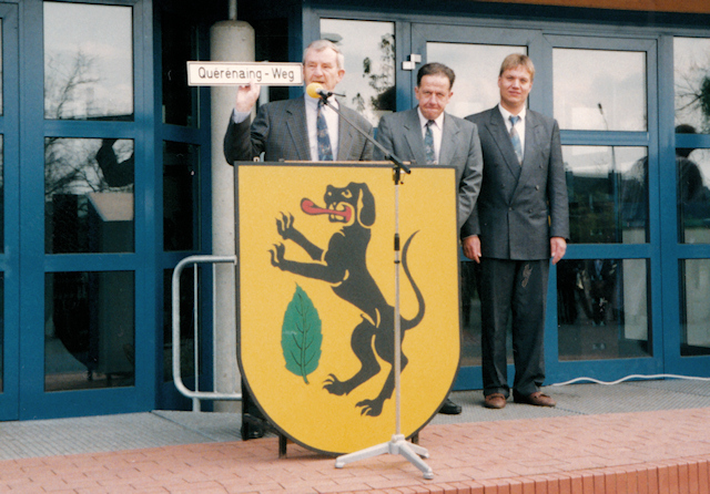Bürgermeister Stephan Knies hält die Festrede zur Einweihung des Quérénaingweges