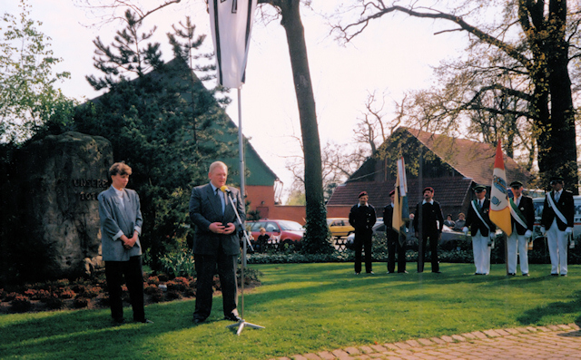 Bundestagsabgeordneter Friedhelm Ost hält die Gedenkrede am Ehrenmal