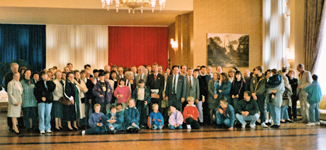Besuch im Rathaus der Stadt Valenciennes Die Partnerschaftsfreunde aus Boke mit den französischen Gastfamilien aus Quérénaing im Empfangssaal des Rathauses von Valenciennes