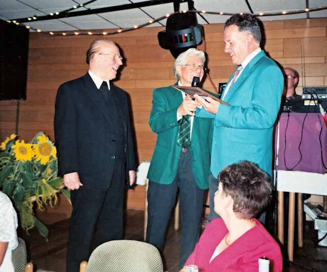 Ein Geschenk für Bürgermeister Michel François von Pfarrer Aloys Maas