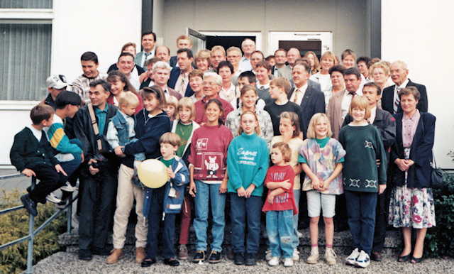 Partnerschafts­treffen in Boke 1995 - Gäste und Gastgeber auf den Stufen des Pfarrheims in Boke