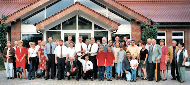 Partnerschafts­treffen in Boke 1999 - Gäste und Gastgeber vor dem Bürgerhausm Partnerdorf Quérénaing