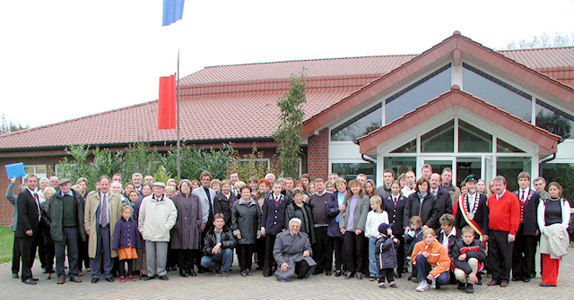 Die Besuchergruppe aus Quérénaing mit den Gastgebern vor dem Boker Bürgerhaus