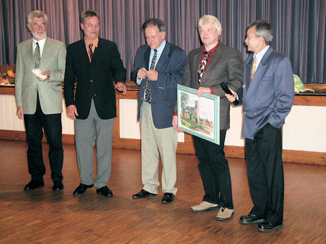 Ein Geschenk für die Boker Partnerschaftsfreunde; ein Gemälde der St. Landelin Kirche in Quérénaing