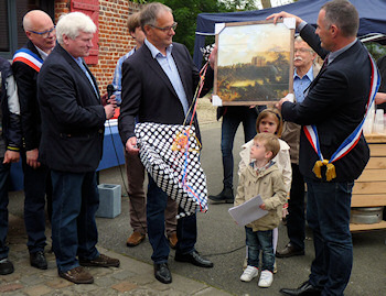 Heimatvereinsvorsitzender Paul Bentler überreicht zum Zeichen der Freundschaft an Bürgermeister Didier Joveniaux eine Reproduktion des Fabritius-Gemäldes