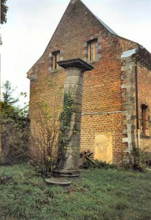 Säule und Reste des Klosters in Crespin