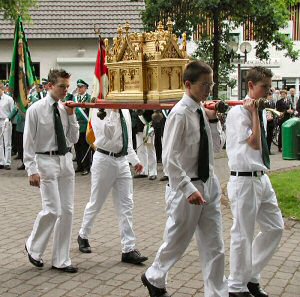 Reliquienschrein bei der Landelinusprozession 2001
